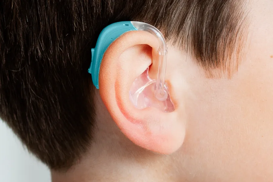 Opn_Play_BTE_PP_C058Aquamarine_Angle90_Close-up_In-On-Ear_Boy_1200x800px_Original-file