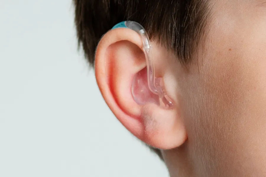 Opn_Play_BTE_PP_C058Aquamarine_AngleF45_Close-up_In-On-Ear_Boy_1200x800px_Original-file