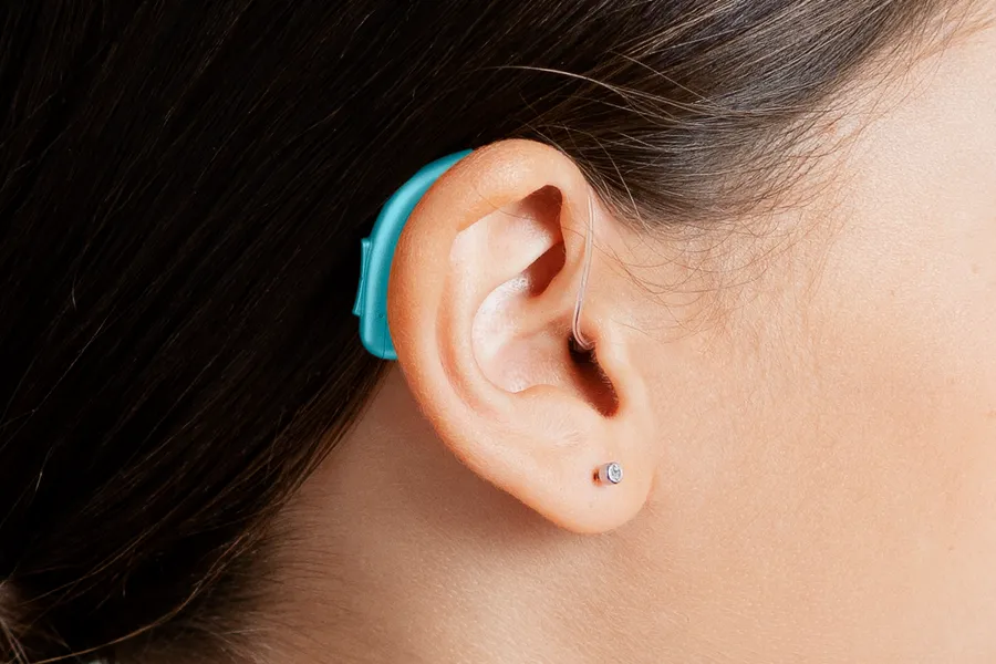 Opn_Play_miniRITE_T_C058Aquamarine_Angle90_Close-up_In-On-Ear_Girl_1200x800px_Original-file-1