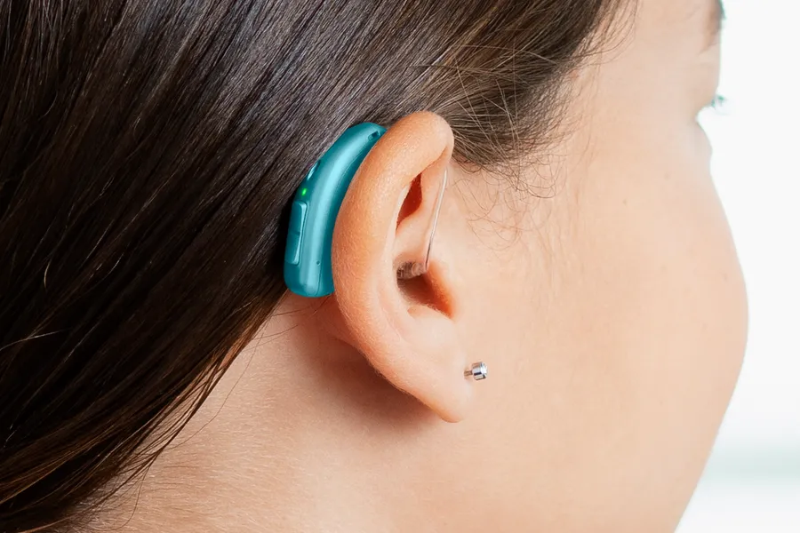 Opn_Play_miniRITE_T_C058Aquamarine_AngleB45_Close-up_In-On-Ear_Girl_1200x800px_Original-file-1